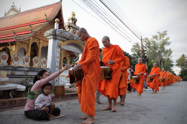 посвящение в монахи 5 букв. намгьял монастырь дхарамсала. тибетские монахи в храме. церемония посвящения.