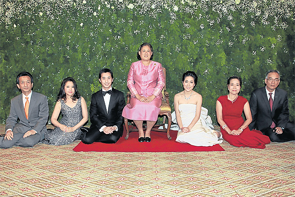 Yalangoch qizlar suzishardi Chiroyli, yumshoq anal jinsiy aloqa