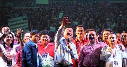 Thousands of reds greet Thaksin