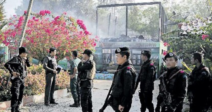 Bangkok Post - Police chief, 30 officers survive Narathiwat blast