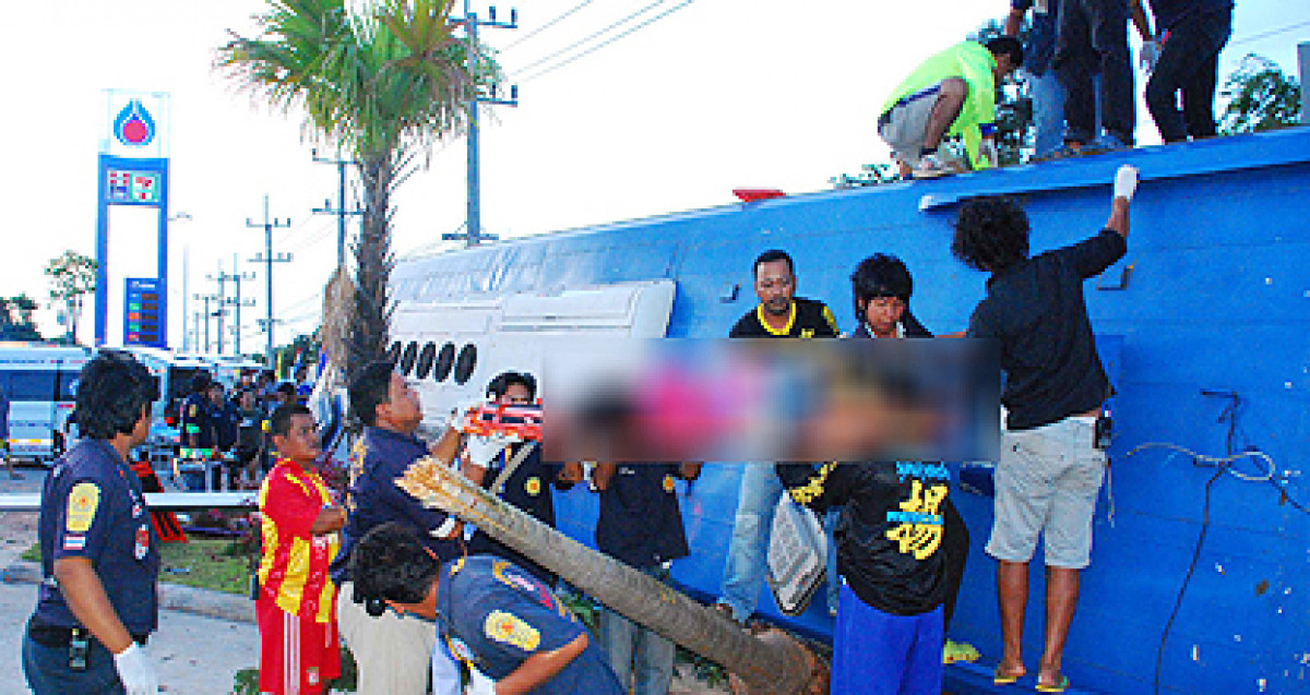 Bangkok Post - 10 dead, 17 hurt in bus accident