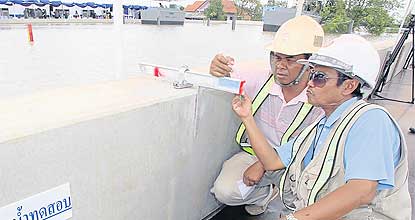 Nava Nakorn tests flood wall efficiency