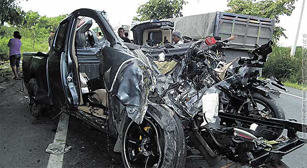 Bangkok Post - 2 killed as lorry veers into oncoming traffic