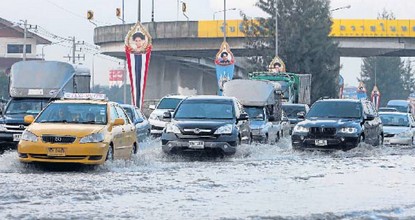 Bangkok cops on flood alert