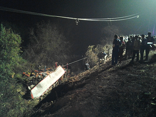 Bangkok Post - 5 die, 53 hurt in bus cliff plunge