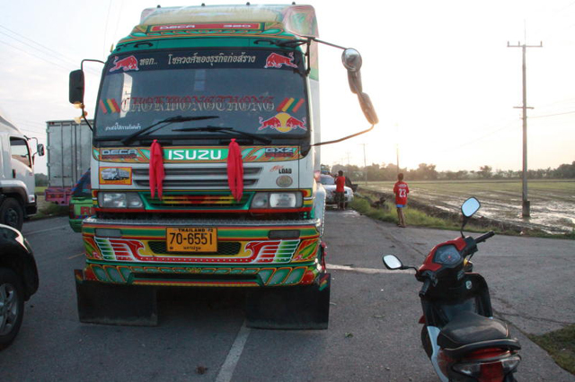 Bangkok Post - Nine die when van hits parked truck