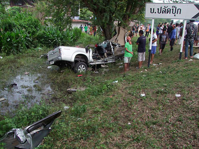 Bangkok Post - Pickup truck crashes, 18 killed