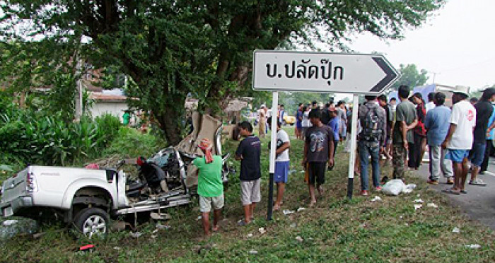 Bangkok Post - Pickup truck crashes, 18 killed