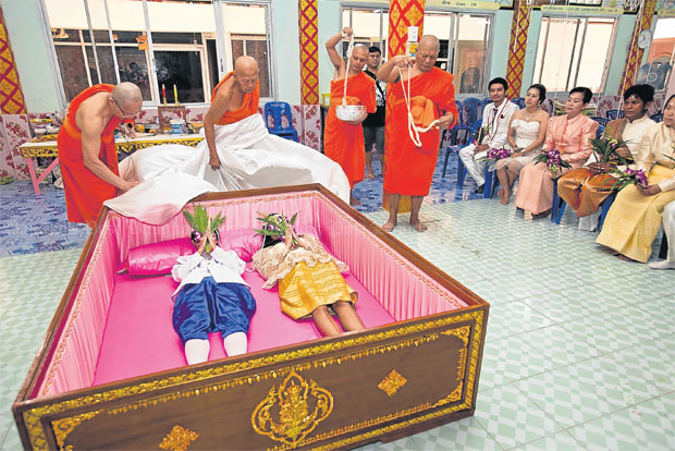 couples-flock-to-bang-rak