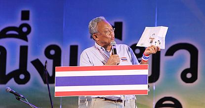 Anti-government protest leader Suthep Thaugsuban reads out a letter sent to give him support to anti-government demonstrators at the Lumpini stage. Anti-government protest leader Suthep Thaugsuban reads out a letter sent to give him support to anti-government demonstrators at the Lumpini stage.
