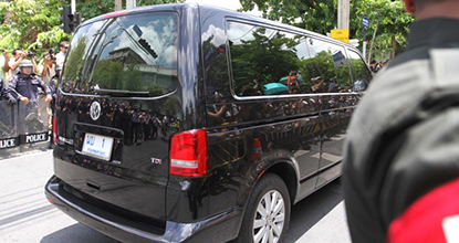 A van carrying Yingluck Shinawatra arrives at the Royal Army auditorium as the former prime minister reported to the National Peace and Order Maintaining Council on Friday.