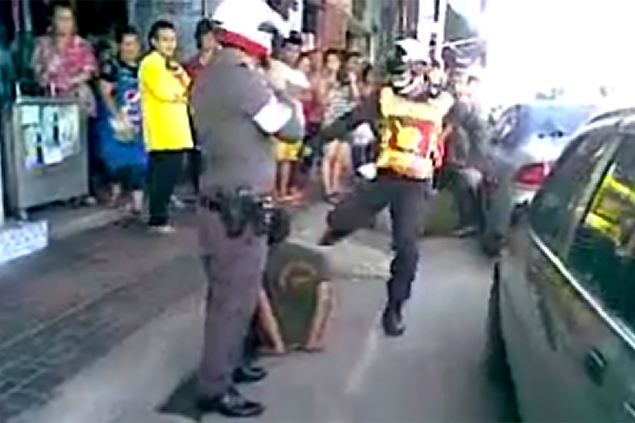 Cop filmed kicking prisoner <b>(video)</b>