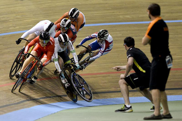 Australia's Team member Caitlin Ward (centre) falls during the UCI Cycling World Cup Women's Keirin, Final, at Alcides Nieto Patino velodrome, on Jan 18, 2015, in Cali, Valle del Cauca department, Colombia. — AFP