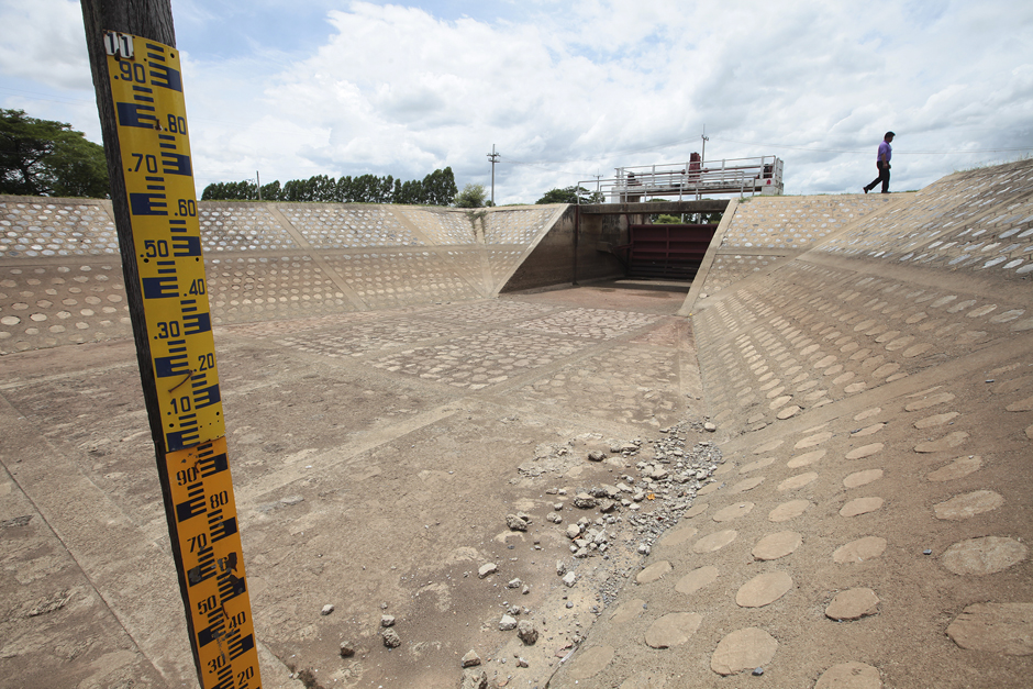 The water has totally dried up at Makham Tao U-Thong canal in Don Chedi district. Photo by Patipat Janthong