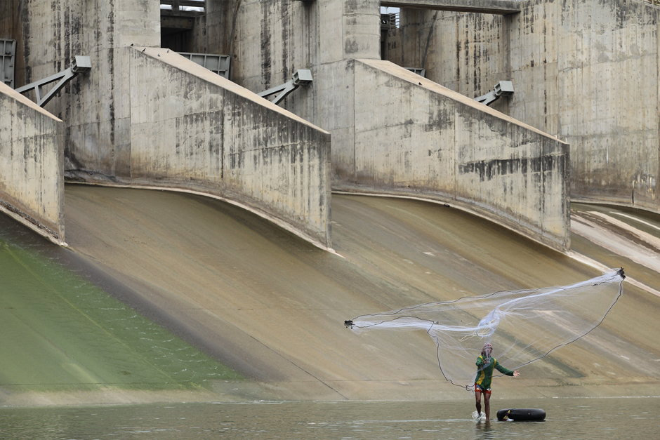 A villager tries his luck in the murky, shallow water of the Pasak Chonlasit dam in Lop Buri. Almost no water can be discharged as the dam's reservoir is down to just 9.5% of capacity. Photo by Patipat Janthong