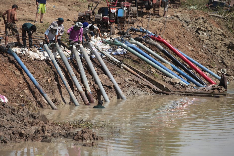 Farmers in Sam Chuk district pump water out of a canal. Photo by Patipat Janthong.