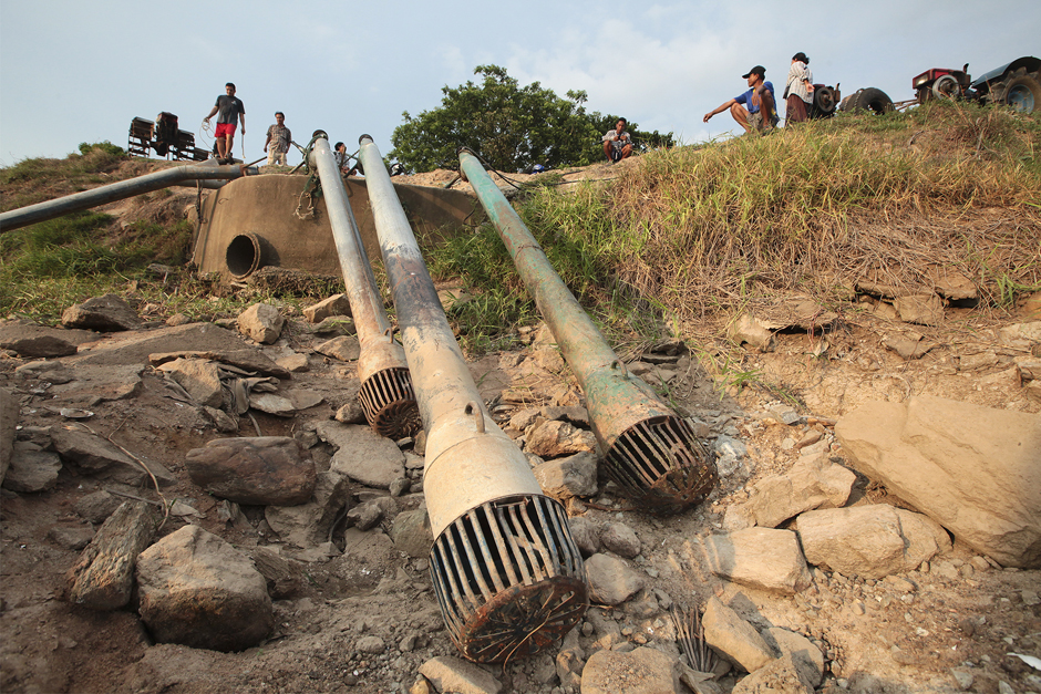 Water pumps are left unused in tambon Nong Phak Nak in Sam Chuk district. The office is regulating the water flow to cope with drought. Photo by Patipat Janthong.