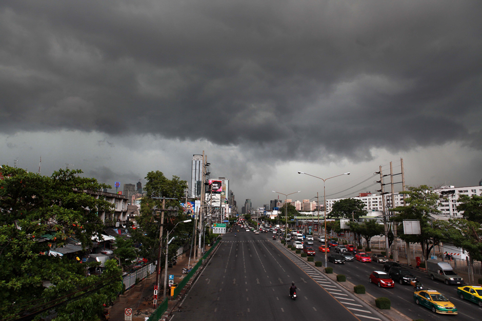 Dark clouds roll in over Rama IV Road in Bangkok's Klong Toey district on Monday evening. - Nattapol Lovakij