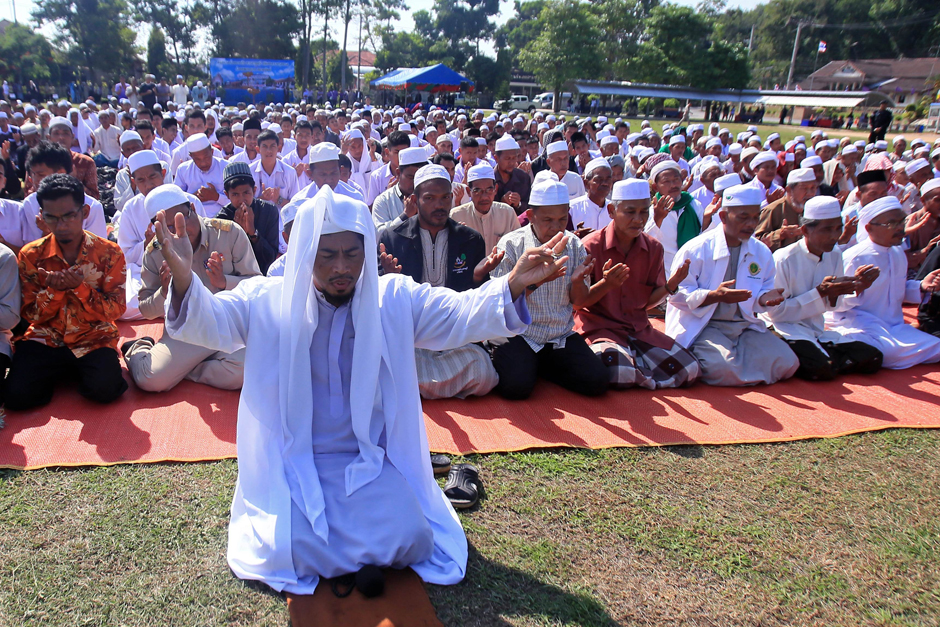 Muslim students and villagers pray for peace during a campaign against violence in the southern border province of Pattani province. More than 6,300 people have been killed in near-daily conflict pitting troops and police against rebels seeking greater autonomy for the three Muslim-majority provinces bordering Malaysia since 2004. - AFP