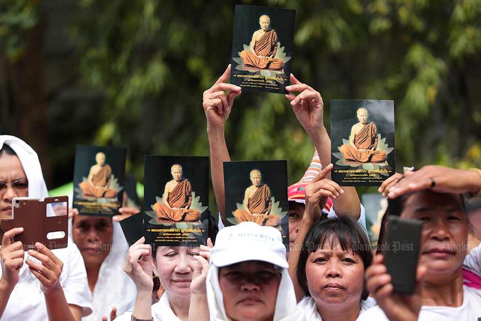 Monks and followers of Luangta Maha Bua rally near Government House against a decision to block the broadcast of their Dharma radio programmes. — Patipat Janthong