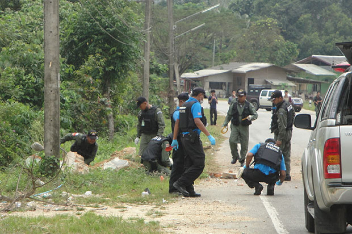 Bangkok Post - Police survive Narathiwat bomb attack
