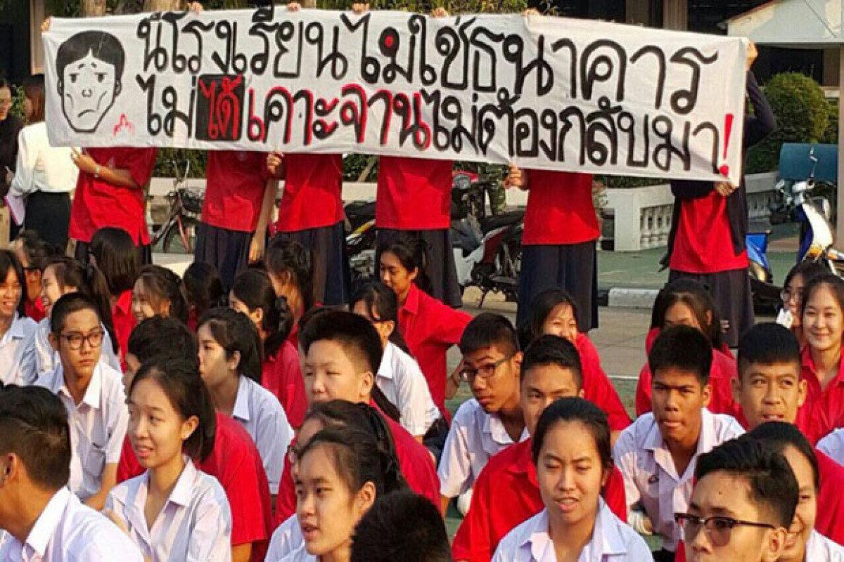 Bangkok Post - Students protest over director's return
