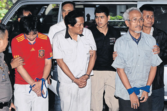 Four suspects who were allegedly involved in the grenade attack at the Criminal Court on March 7 are escorted by police for questioning at the Royal Thai Police headquarters. (Photo by Apichit Jinakul) Four suspects who were allegedly involved in the grenade attack at the Criminal Court on March 7 are escorted by police for questioning at the Royal Thai Police headquarters. (Photo by Apichit Jinakul)