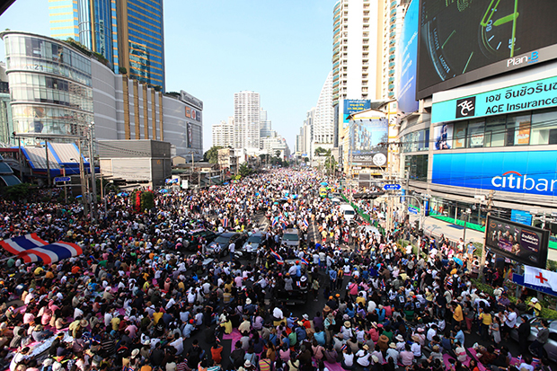 Thirty-eight citizens' groups submitted a letter to the National Legislative Assembly opposing a bill that would all but outlaw huge gatherings like this one in 2013 at Bangkok’s Asok intersection. (Bangkok Post photo)