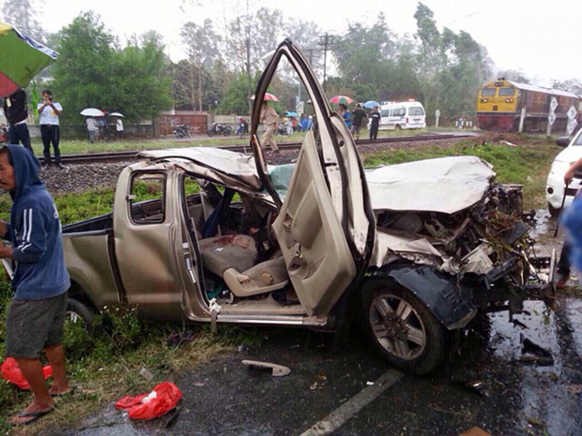 Bangkok Post - 7 killed as train hits truck in heavy rain