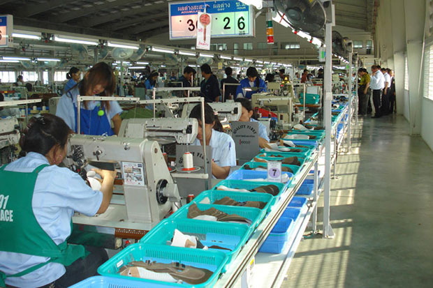 Workers sew at Ecco’s now-defunct Phichit plant before the company looked to consolidate in November 2013. Ecco offered labourers the choice of moving to work at its main plant in Ayutthaya province. (Bangkok Post file photo)