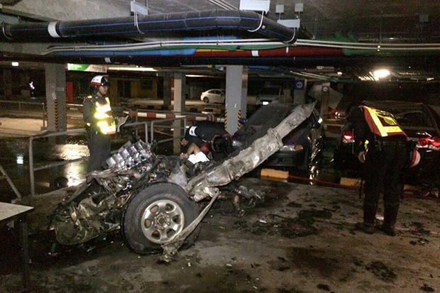 Police officers inspect the remains of a pickup truck destroyed by a car bomb at Central Festival shopping mall in Koh Samui. (Photo from Twitter user @Nouytnews)