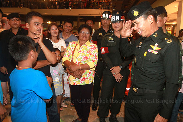 Maj Gen Kuarkul Innachak, chief of the Surat Thani army, visits Central Festival Samui on Monday to boost confidence for tourists and locals after the car bomb at the mall. (Photo by Thanarak Khunton)