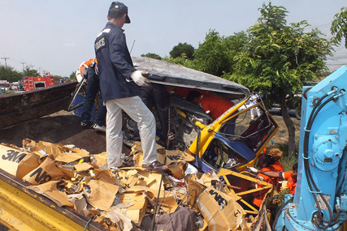 Bangkok Post - Fuel tanker kills workers installing road studs