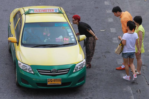 Commuter-rejecting taxis rampant on 4 Bangkok streets