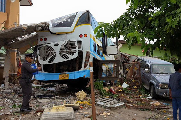 3 dead, 29 hurt in Lampang bus crash