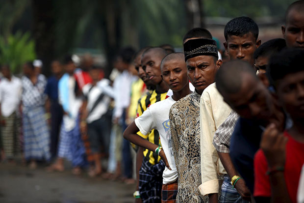 Rohingya migrants who arrived in Indonesia last week by boat wait in line for breakfast at a temporary shelter in Aceh Timur regency near Langsa in Indonesia's Aceh province May 27. (Reuters photo)