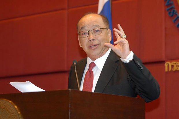 Surapong Tovichakchaikul holds a press conference at the Foreign Ministry on Nov 8, 2012 when he was foreign minister. (Bangkok Post file photo)