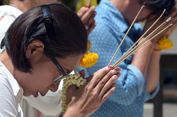 Well-wishers flock to Siriraj for His Majesty