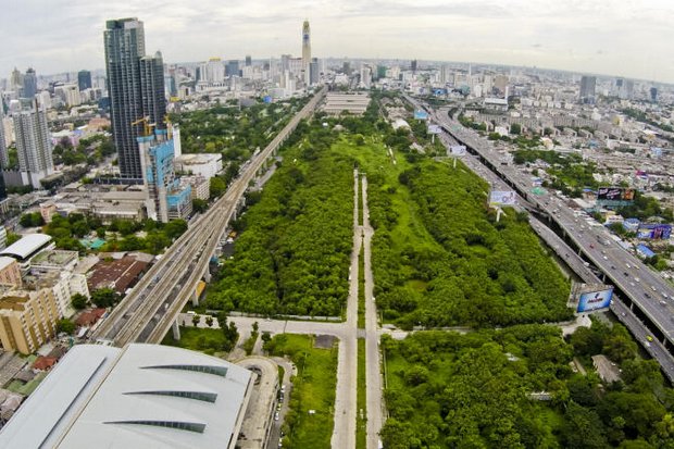 The Treasury Department is calling in the country's biggest property developers to portion out this 479-rai Makkasan green area near the Airport Link, lower left. (Photo by Krit Promsaka Na Sakolnakorn) The Treasury Department is calling in the country's biggest property developers to portion out this 479-rai Makkasan green area near the Airport Link, lower left. (Photo by Krit Promsaka Na Sakolnakorn)