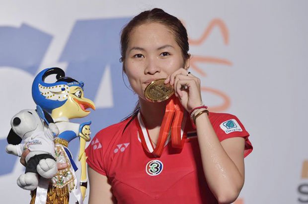 Ratchanok Intanon is all smiles after her victory over Yui Hashimoto of Japan in the women's singles final at the Indonesia Open badminton tournament in Jakarta on Sunday (AFP photo)