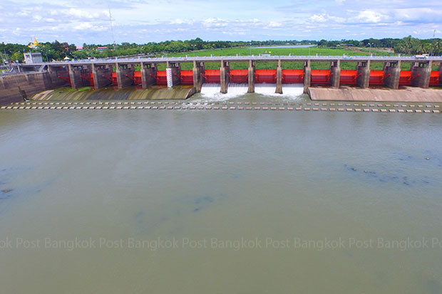 The water level in the Chao Phraya River dam reached crisis point on Sunday. (Photo by Chudate Seehawong)