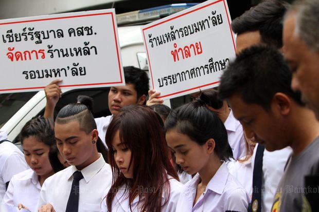 A group of students make a point after they submitted a letter to the prime minister urging a ban on alcohol sales within 500 metres from educational institutions at the Government House on June 3, 2015. (Photo by Apichart Jinakul)