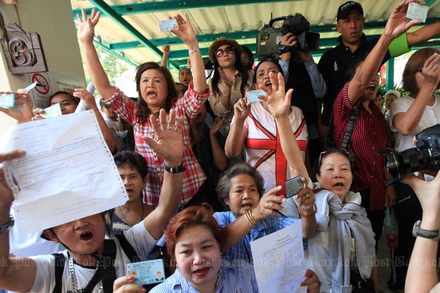 A number of voters insist on their right to vote at the Din Daeng district office after the district chief announced the polls could not held on Feb 2, 2014. (File photo by Phrakrit Juntawong)