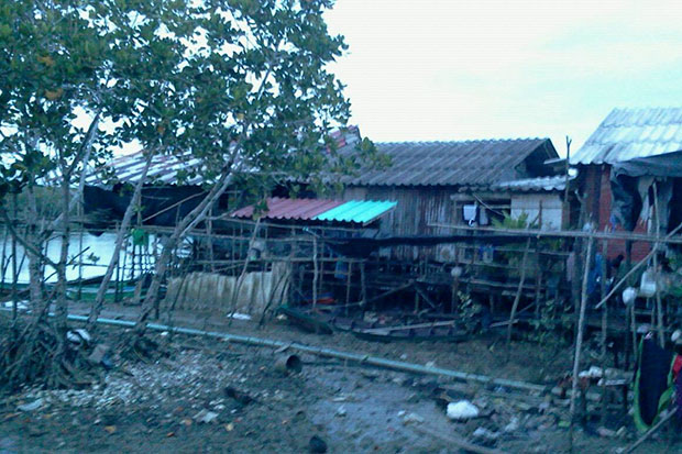 The house in Tanyongpao village in tambon Tha Kam Sam of Nong Chik district, Pattani, with the canal behind. The scene of Monday morning's clash between two militants and  a government security force. (Photo Abdulloh Benjakat).