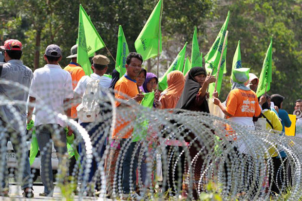 Razor wire rings Thepha power plant hearing