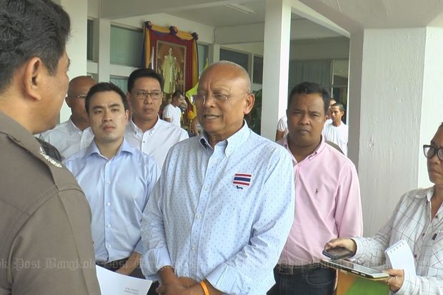 Suthep protests against police office relocation