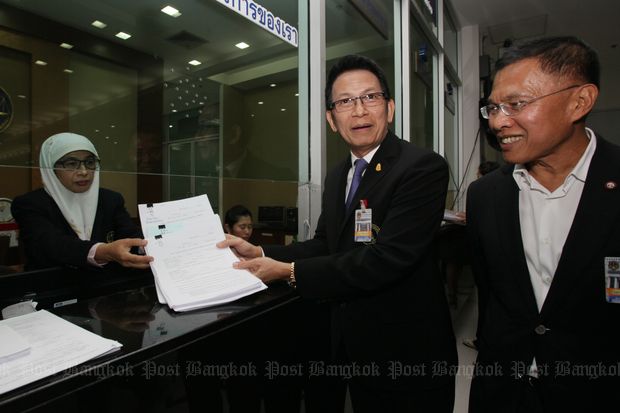 Mr Narinpong (centre), Mr Wattana's lawyer, submits the case with the Central Administrative Court on July 23, 2015 while Mr Wattana looks on. The court rejected and dismissed the case on Aug 3. (File photo by Apichit Jinakul)