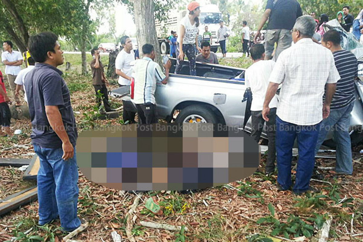 Bangkok Post - Nine young students killed when pickup hits tree