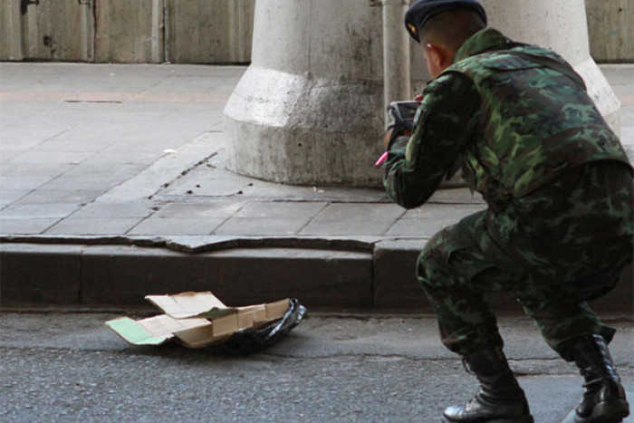 Bangkok Post - Cardboard bomb scare near Nana BTS station