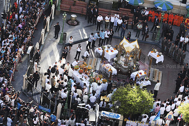 Merit-making rites of five religions are held on Friday at CentralWorld outdoor activity square on the Ratchaprasong Intersection for victims of the Aug 17 Erawan Shrine bomb explosion. (Photo by Patipat Janthong)